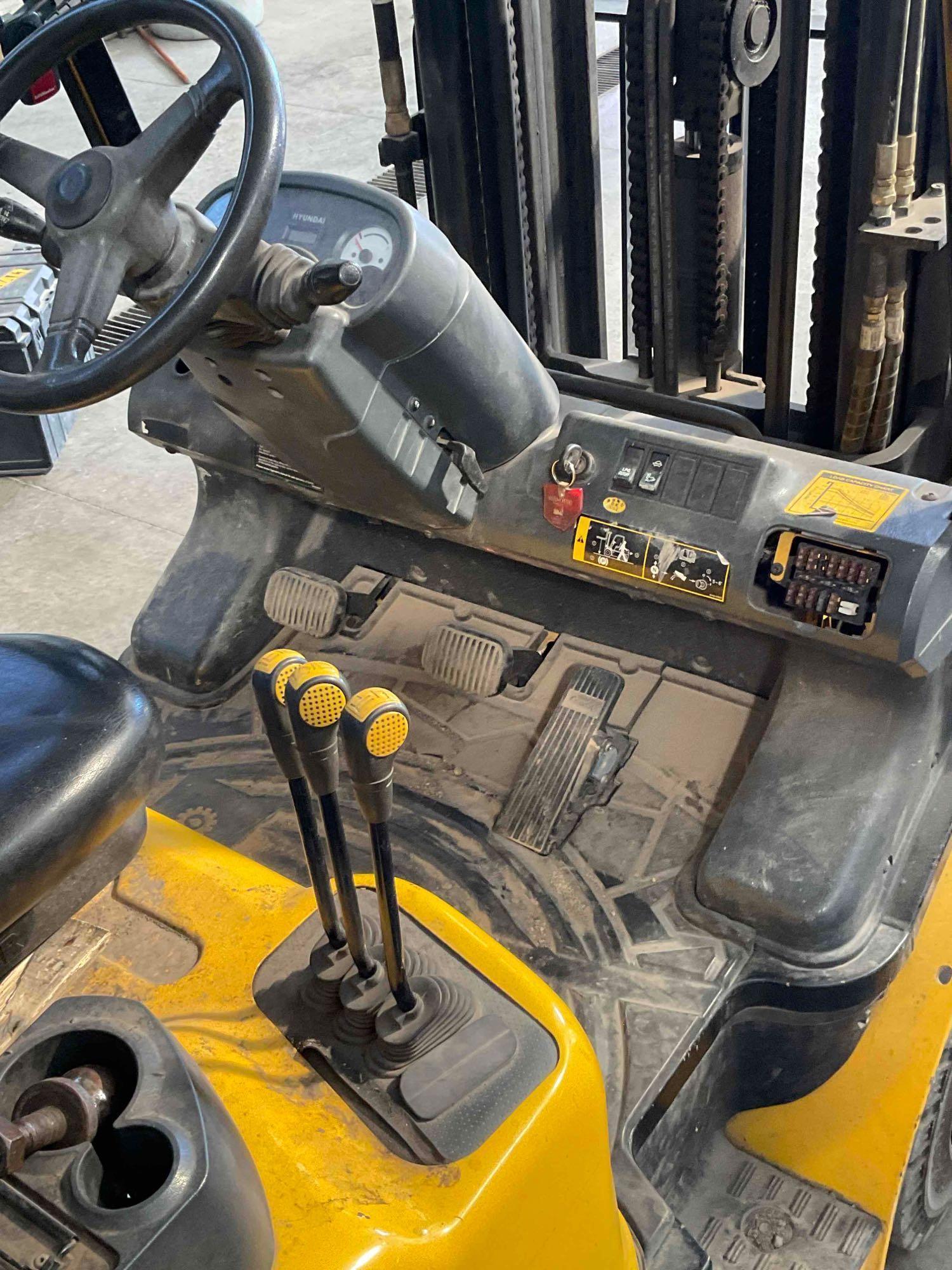 Hyundai model 25L-74 Forklift