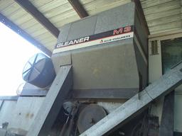 Allis Chalmers Gleaner M3 combine