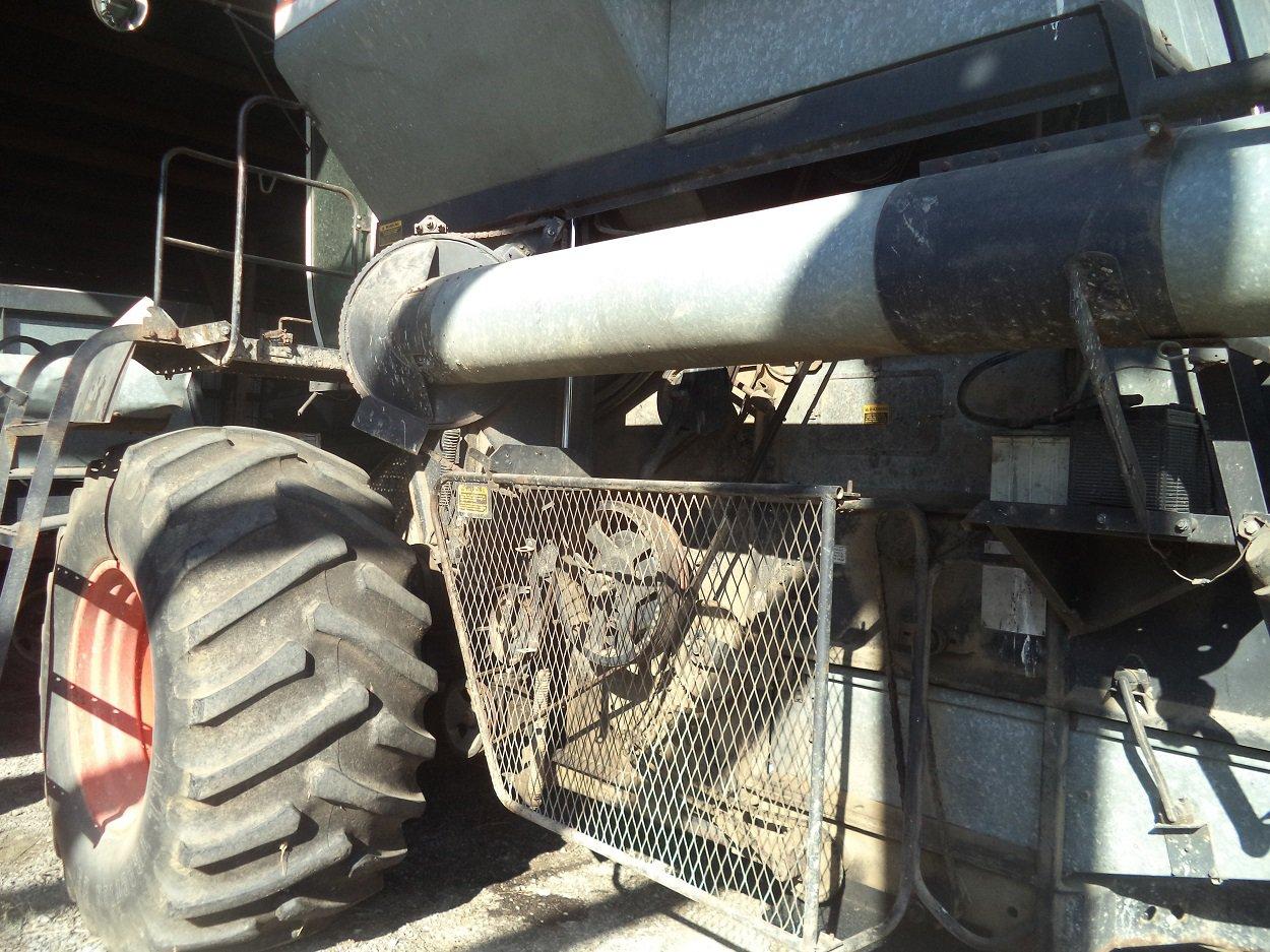 Allis Chalmers Gleaner M3 combine