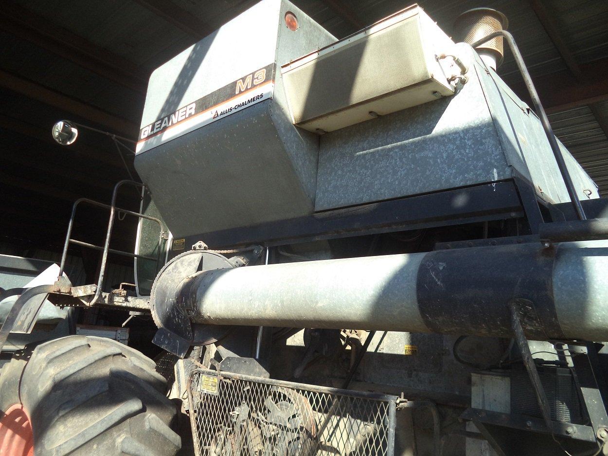 Allis Chalmers Gleaner M3 combine