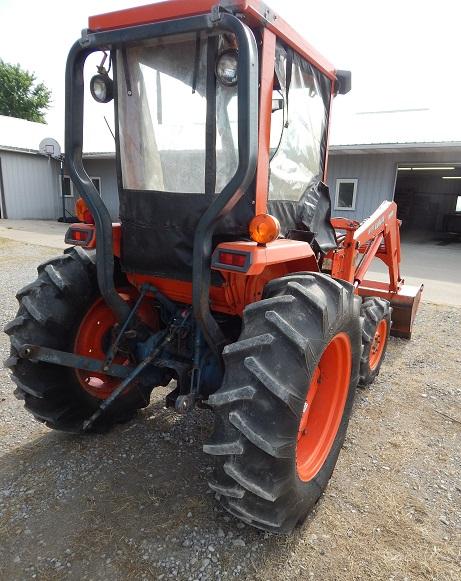 Kubota L3250DT diesel Tractor w/Kubota BF550 front-end loader