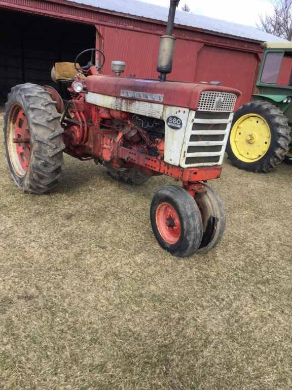 IH 560 Tractor