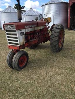 IH 560 Tractor