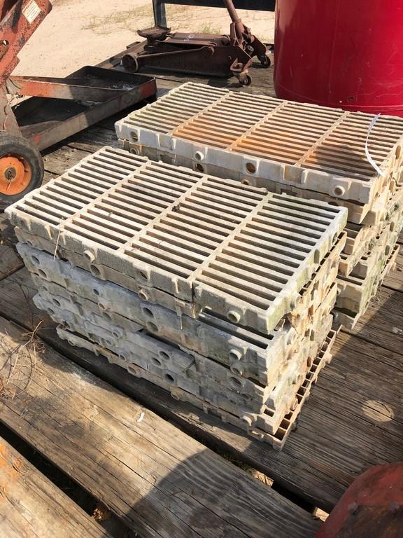 (19) HOG FARROWING CRATES