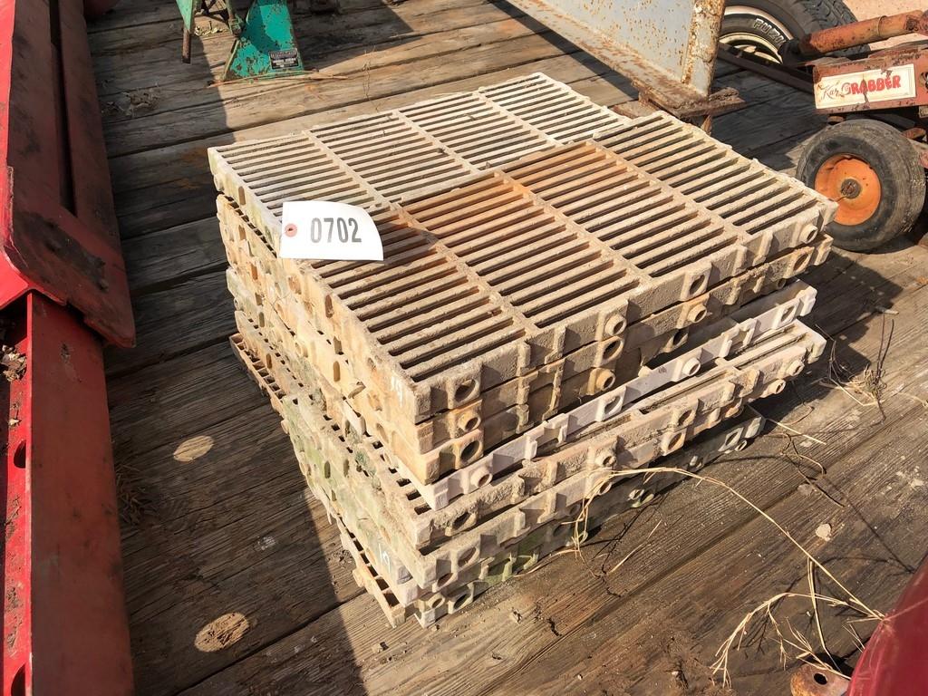 (19) HOG FARROWING CRATES