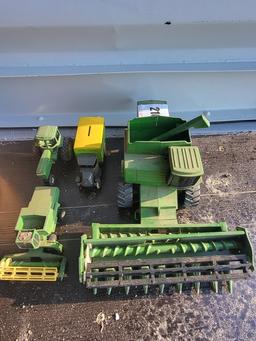 Metal John Deere 985 Toy Combine,