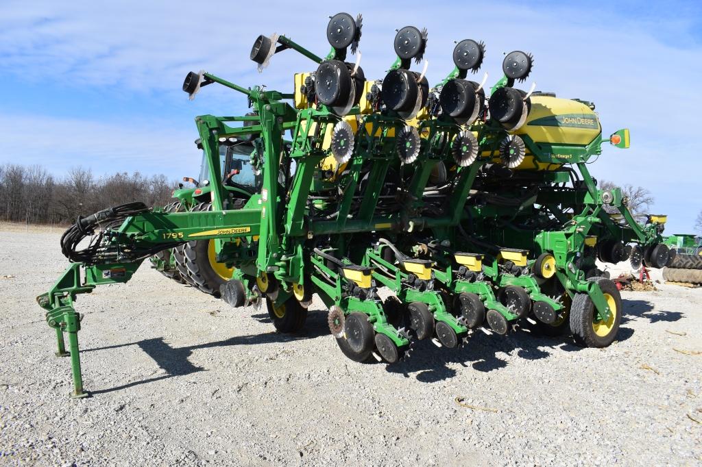 2015 John Deere 1795 planter, Max Emerge 5,  12-24 vacuum splitter, central