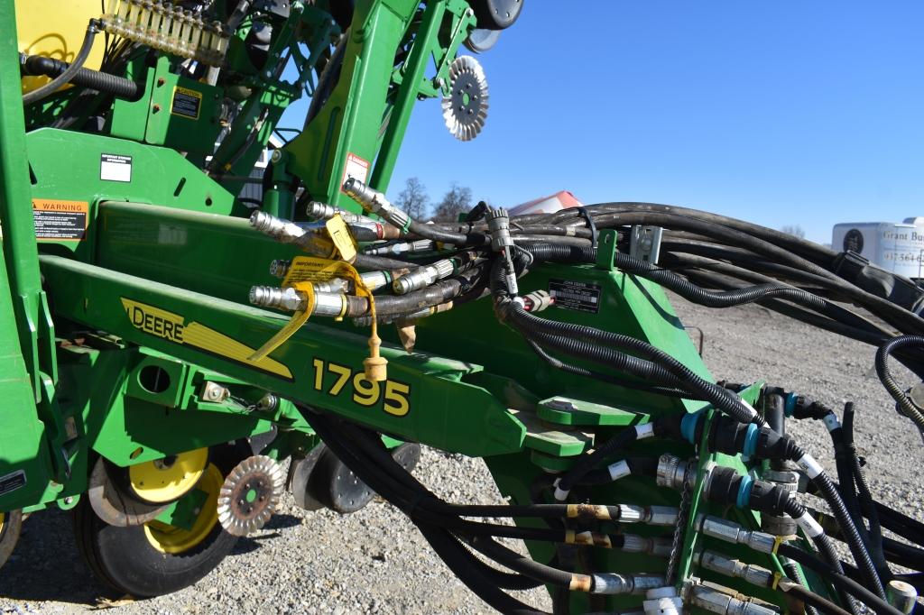 2015 John Deere 1795 planter, Max Emerge 5,  12-24 vacuum splitter, central