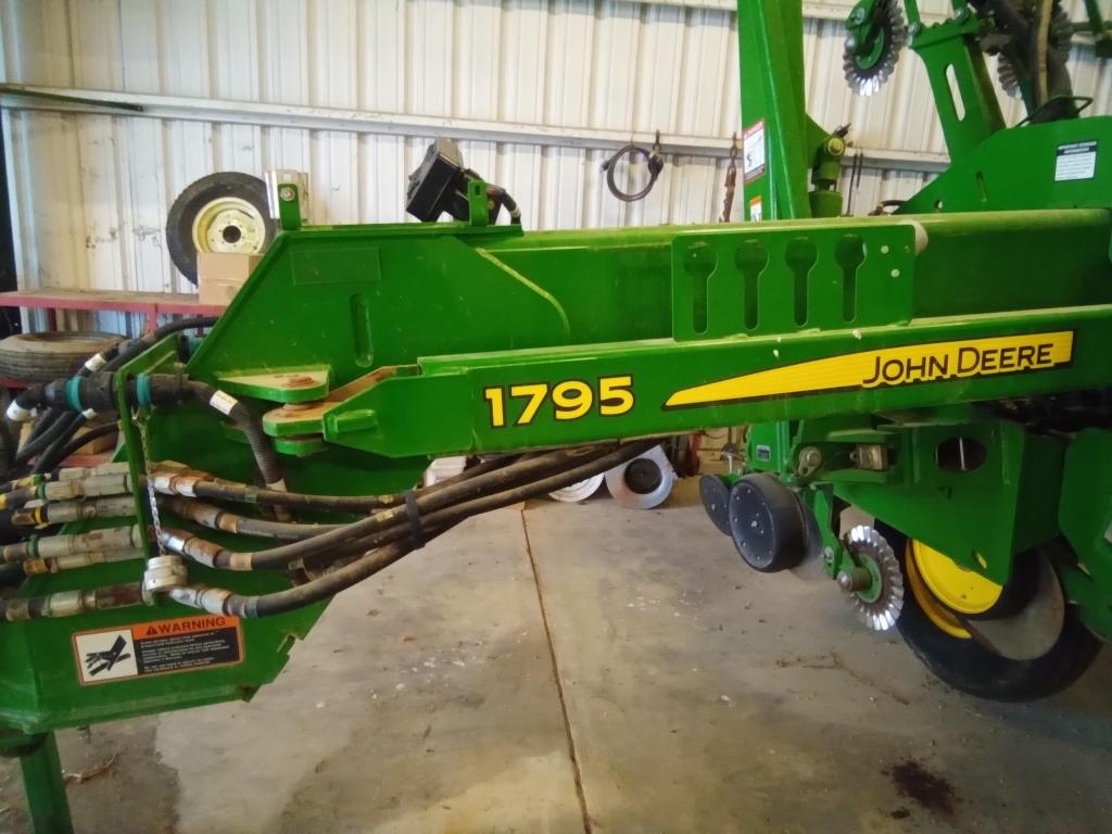 2015 John Deere 1795 planter, Max Emerge 5,  12-24 vacuum splitter, central