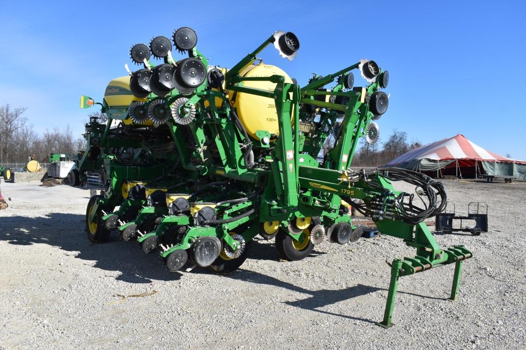 2015 John Deere 1795 planter, Max Emerge 5,  12-24 vacuum splitter, central