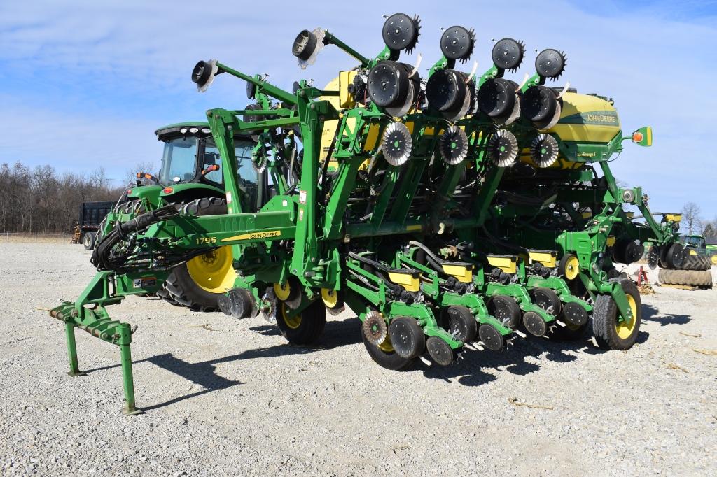 2015 John Deere 1795 planter, Max Emerge 5,  12-24 vacuum splitter, central