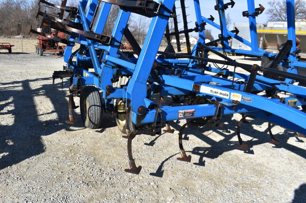 DMI Tigermate 28ft, 3 section folding, 3 bar  rear coil tine, c shanks, rea