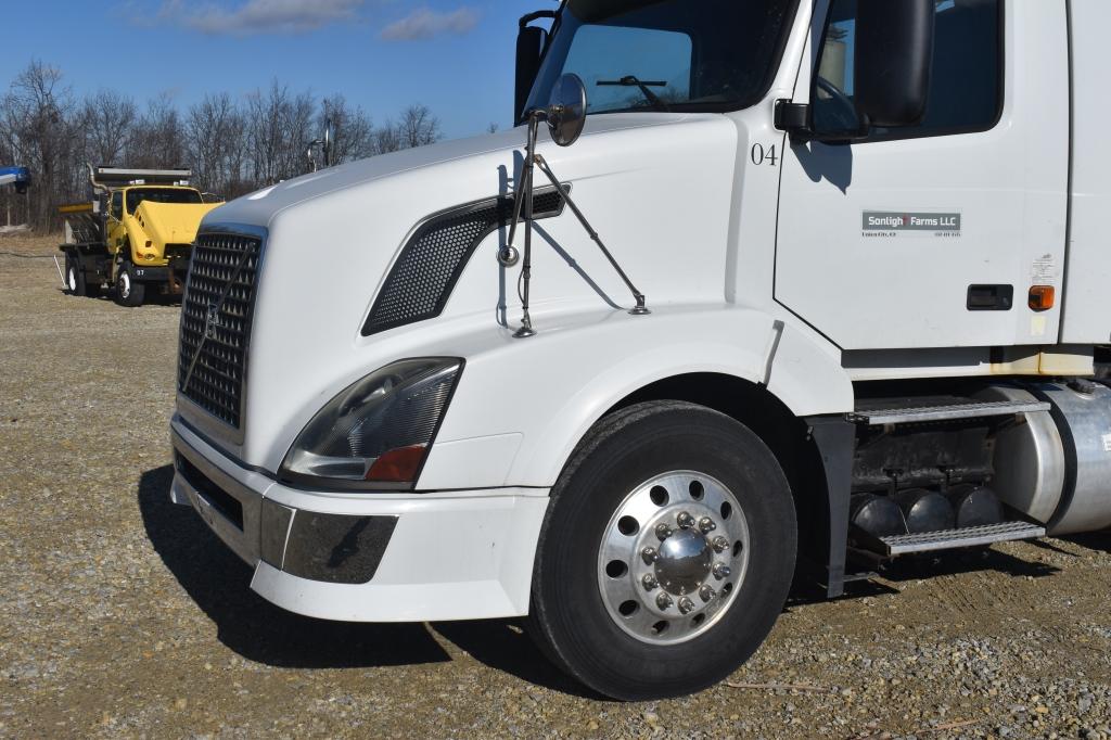 2005 Volvo VNL , 493,800.7 miles, day cab,  295/75R22.5 tires w/ good rubbe