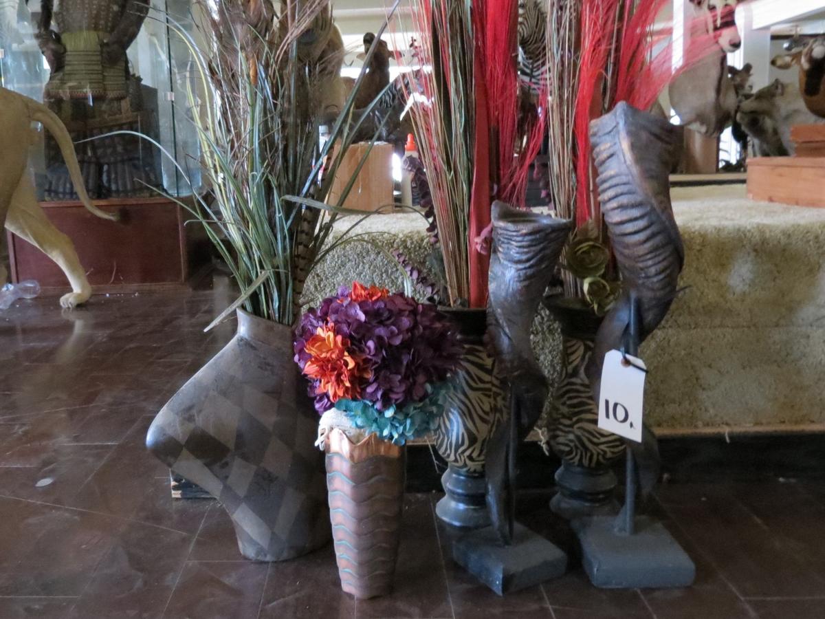 2 REPRODUCTION KUDU HORNS AND 4 VASES (ONE$)