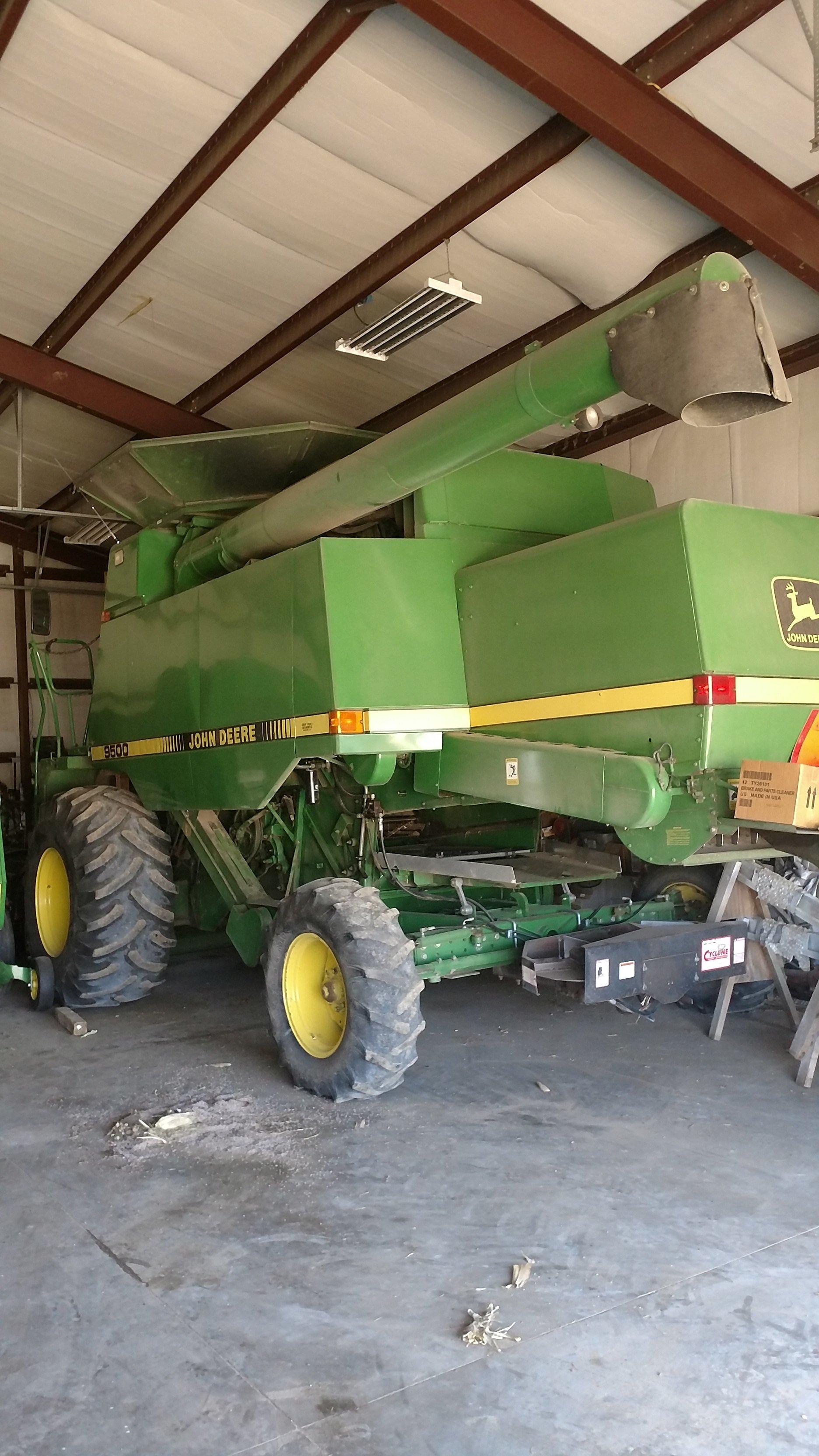 1990 John Deere 9500 combine