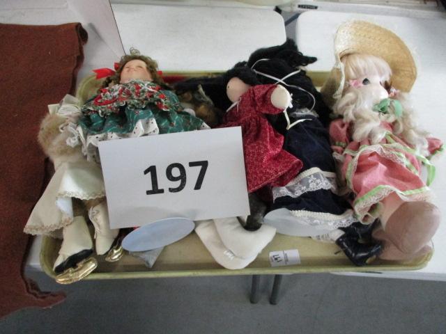 Large tray lot of dolls