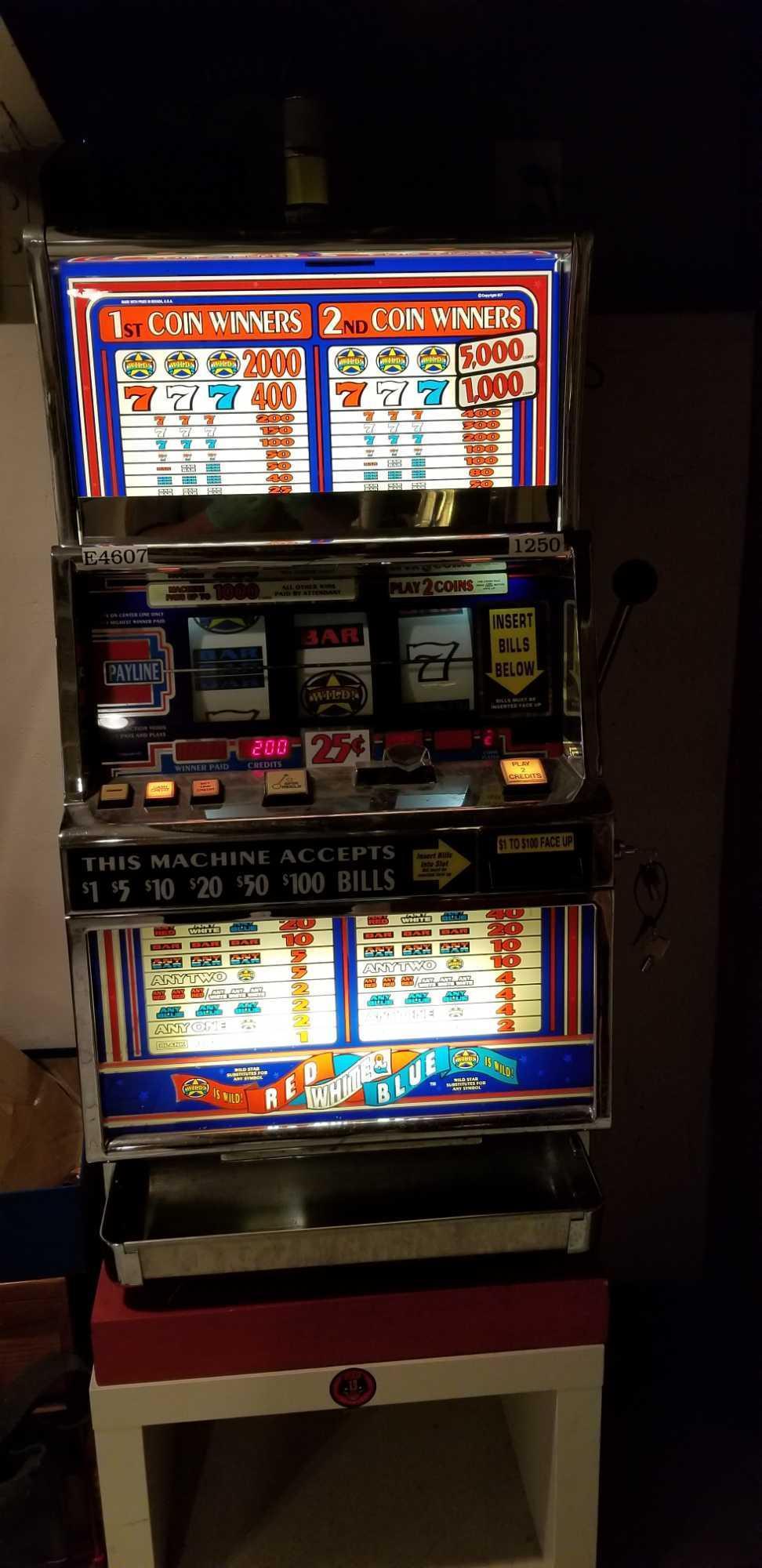 25 Cent RED WHITE and BLUE Slot Machine