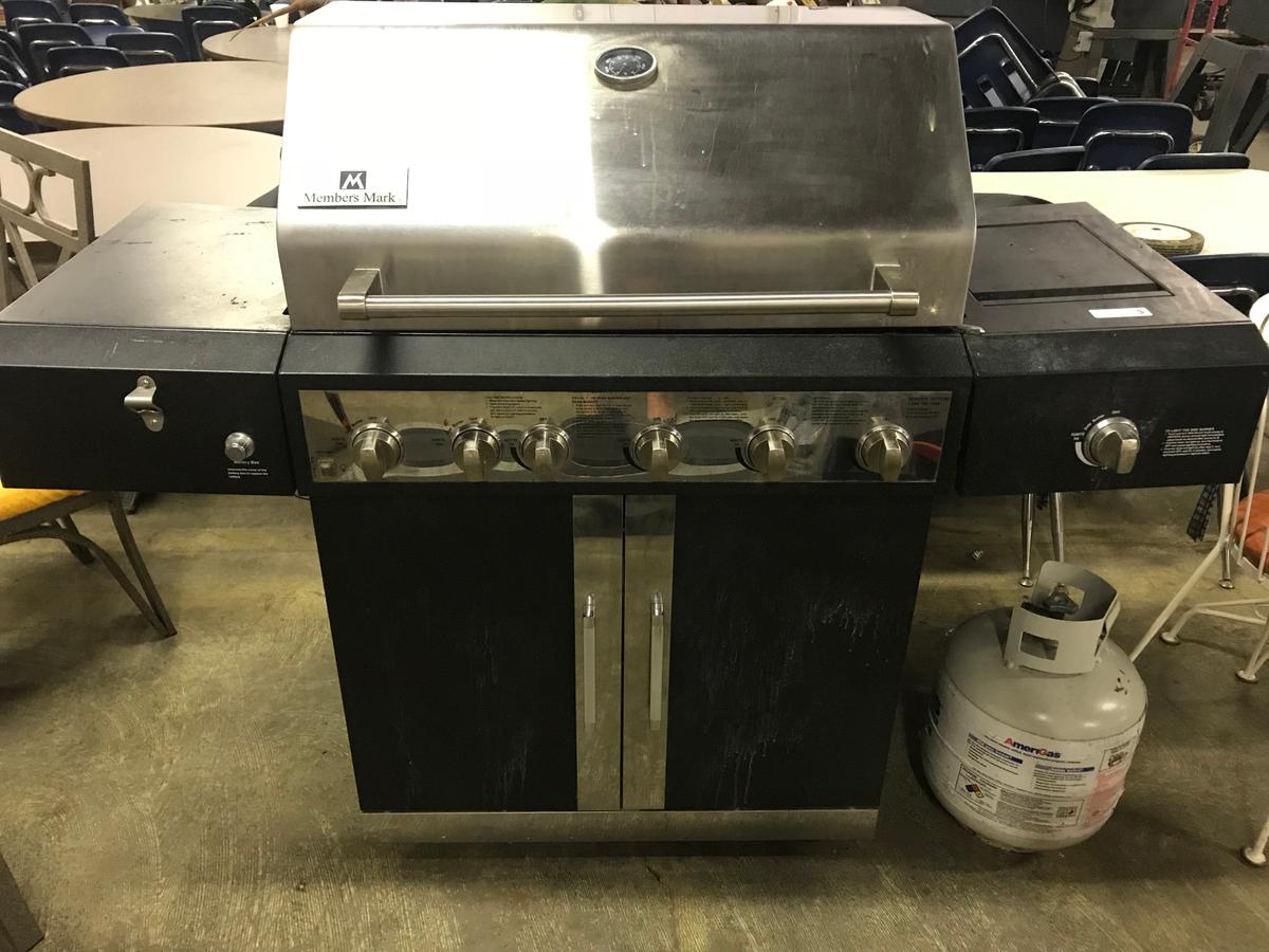 Member's Mark Stainless Steel Grill with tanks (lot 3)