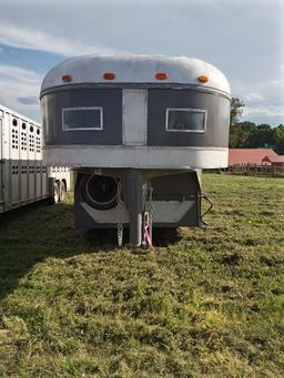 2007 COLT, 16FT GOOSENECK HORSE TRAILER, HAS TACK ROOM. WITH TITLE