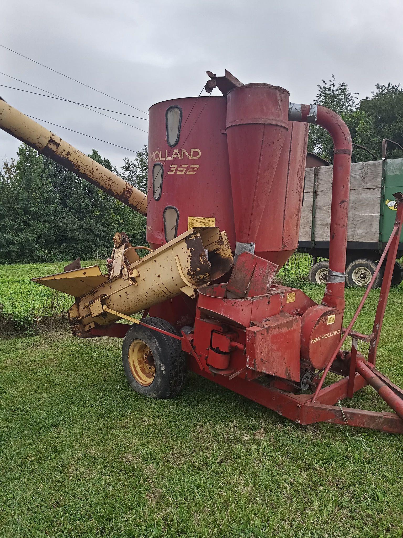 NEW HOLLAND 352 MIXER/GRINDER