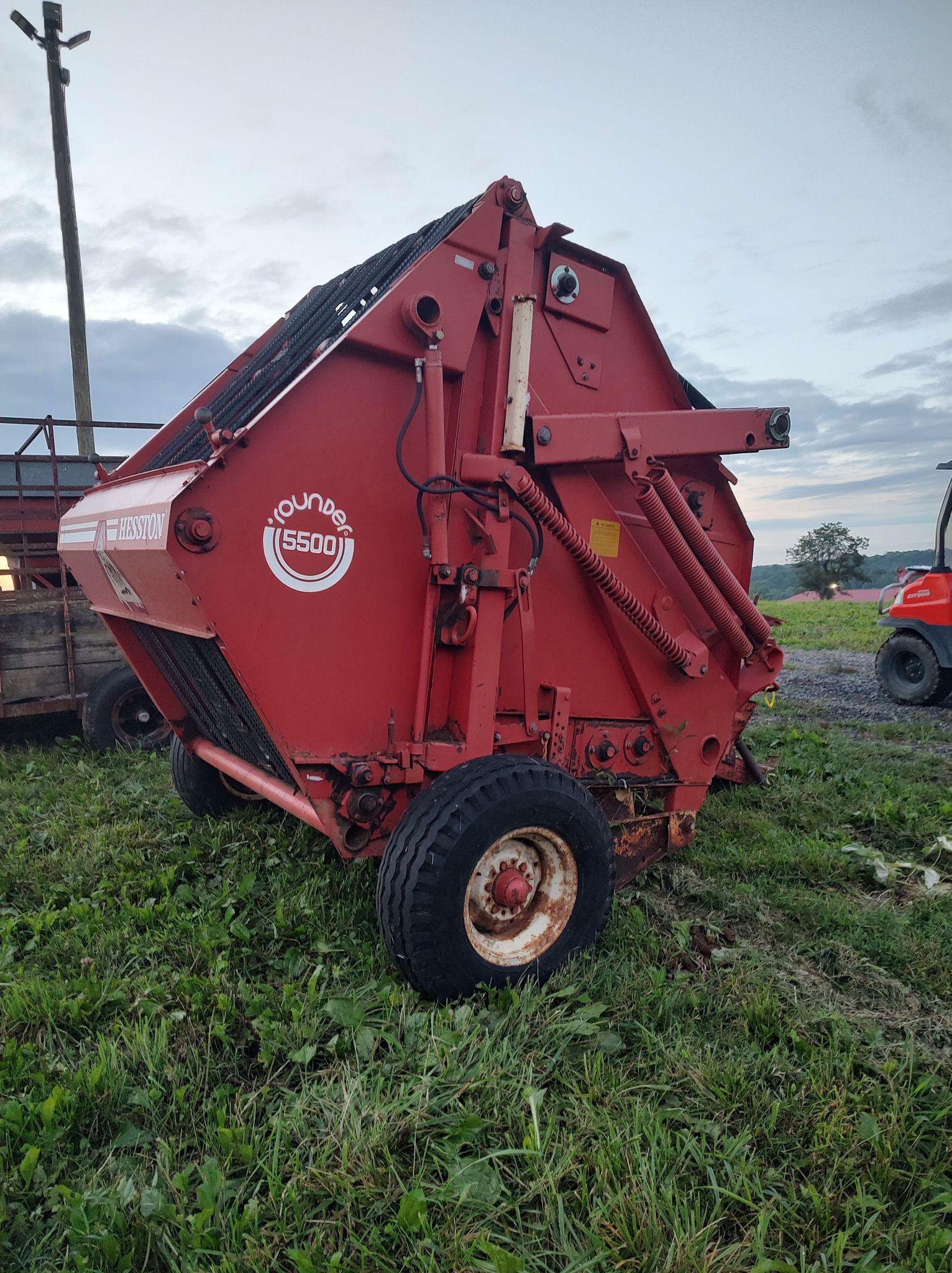 HESSTON 5500 ROUND BALER- WORKS AND RUNS AS IT SHOULD