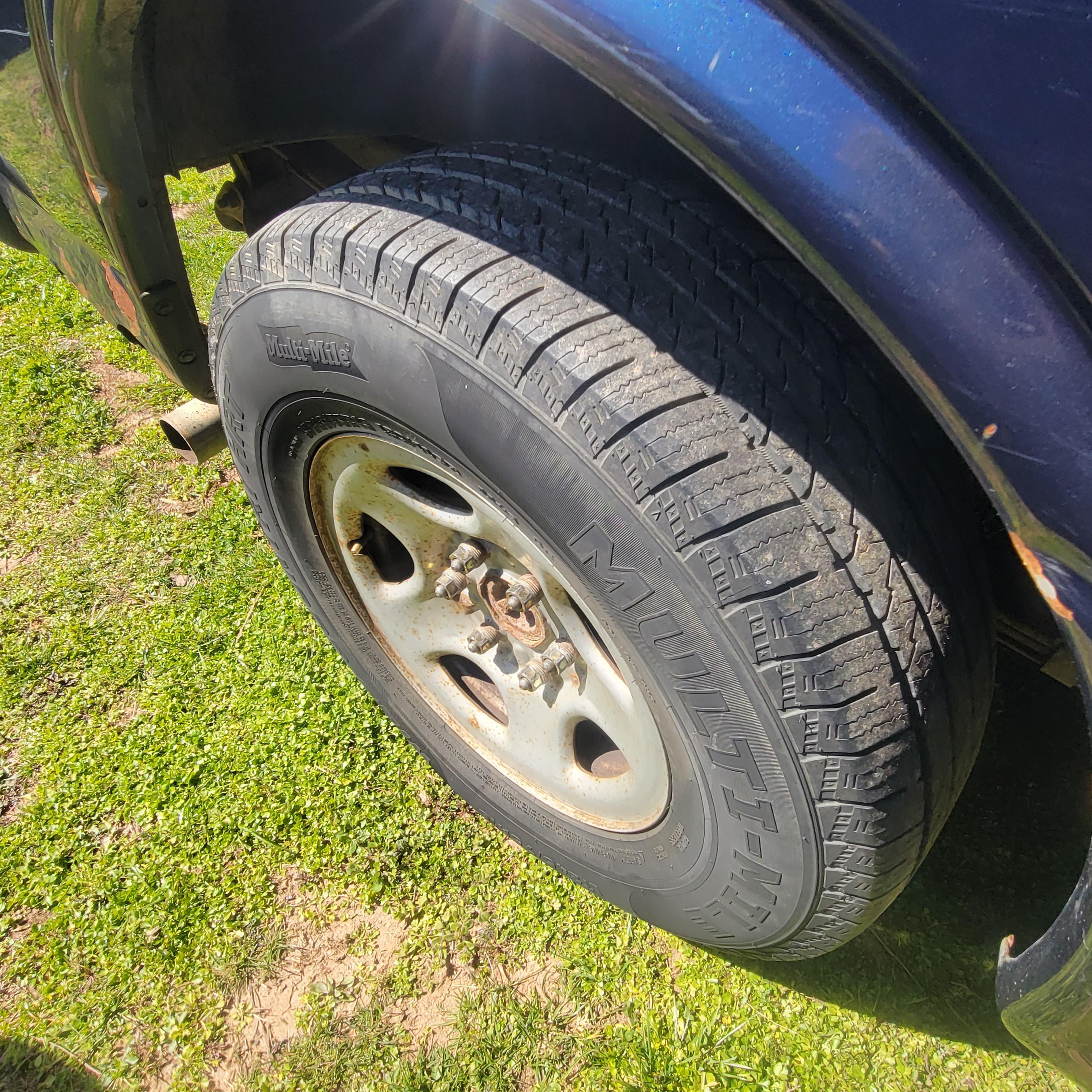 BLACK 2005 CHEVY VAN OVER 200,000 MILES *HAS TITLE*