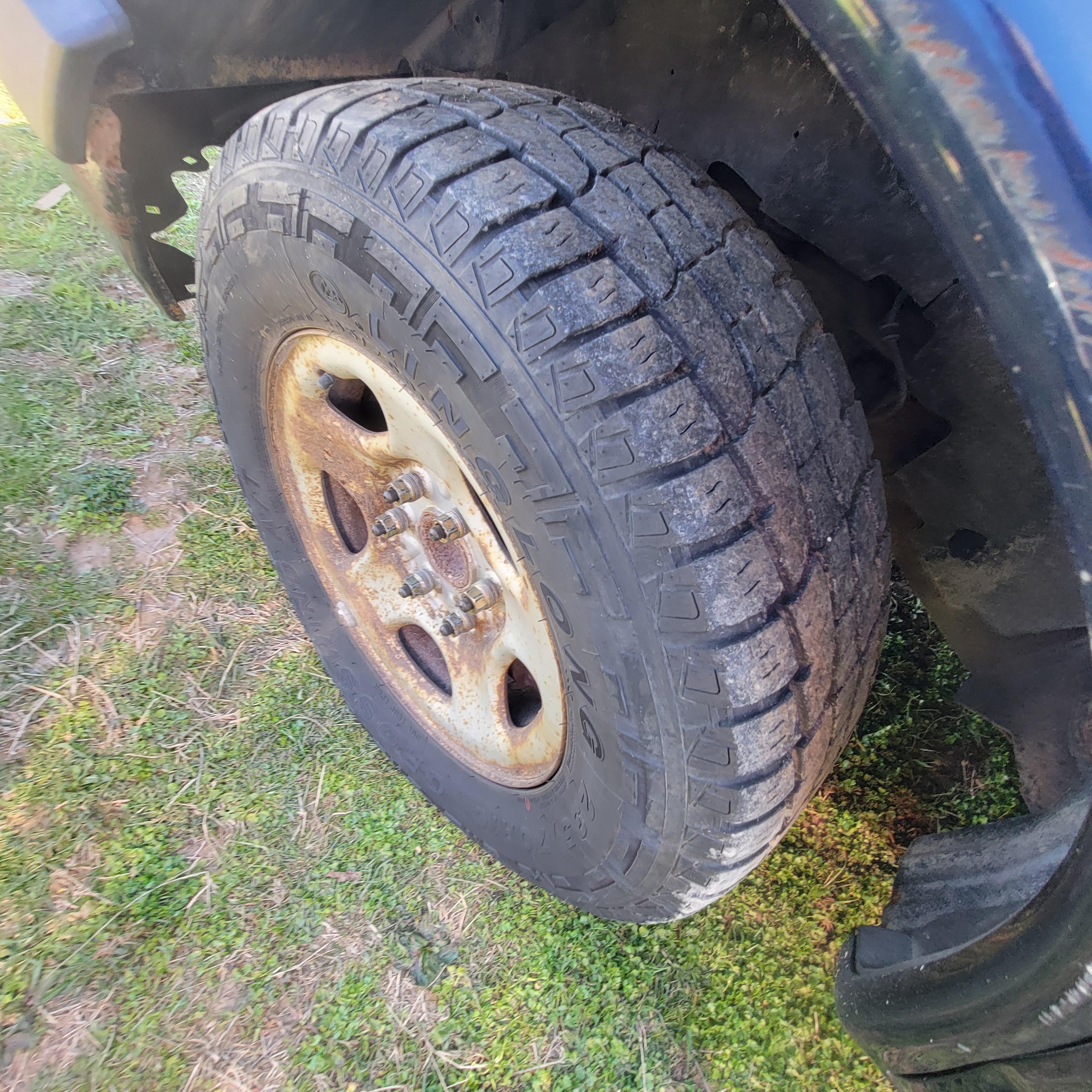 BLACK 2005 CHEVY VAN OVER 200,000 MILES *HAS TITLE*