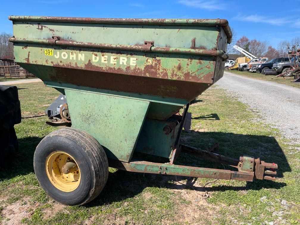 JOHN DEERE PULL FERTILIZER SPREADER