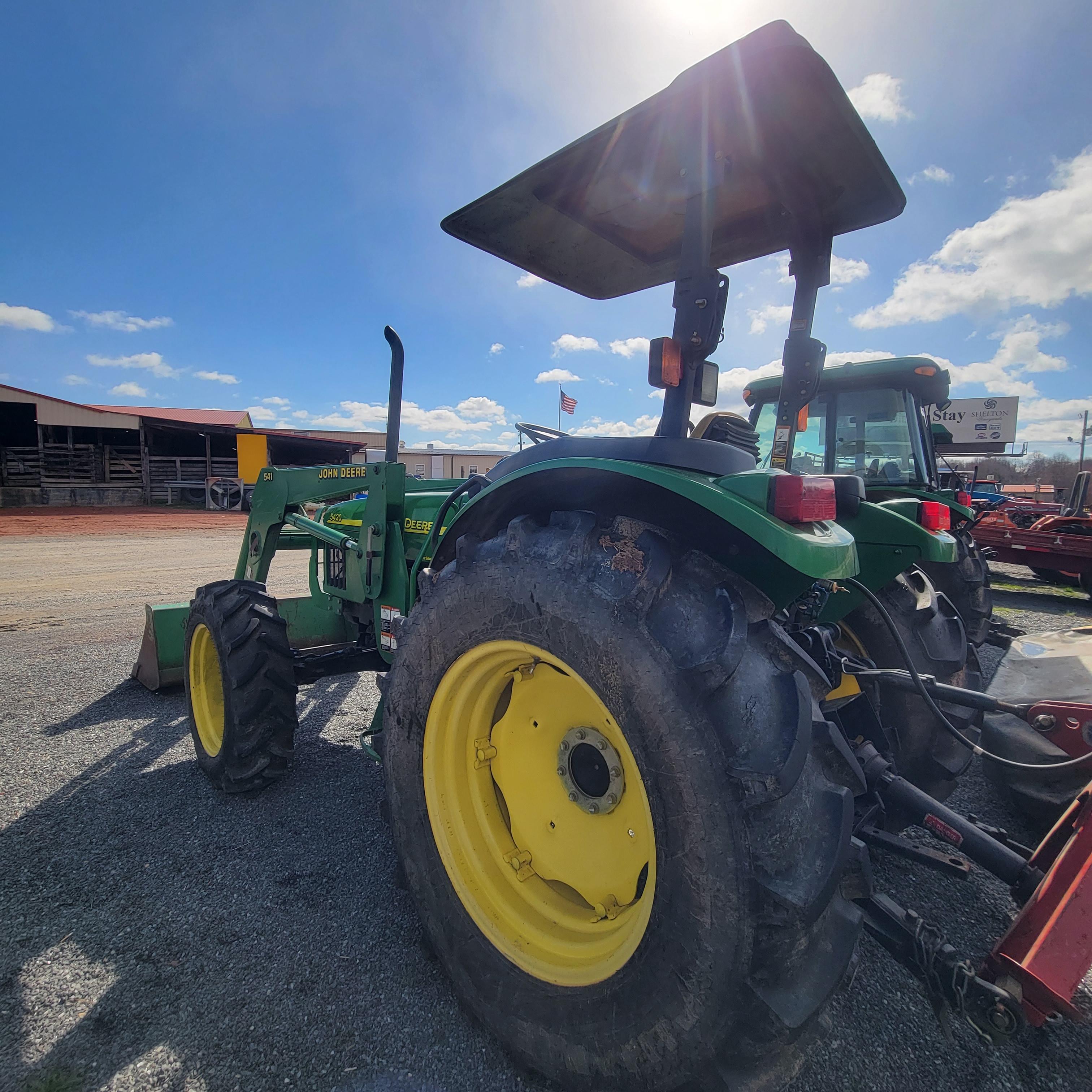 JOHN DEERE 5420 OPEN TRACTOR W/ LOADER BUCKET - 2899 HOURS - WEAK CLUTCH AS IT IS ORIGINAL CLUTCH -