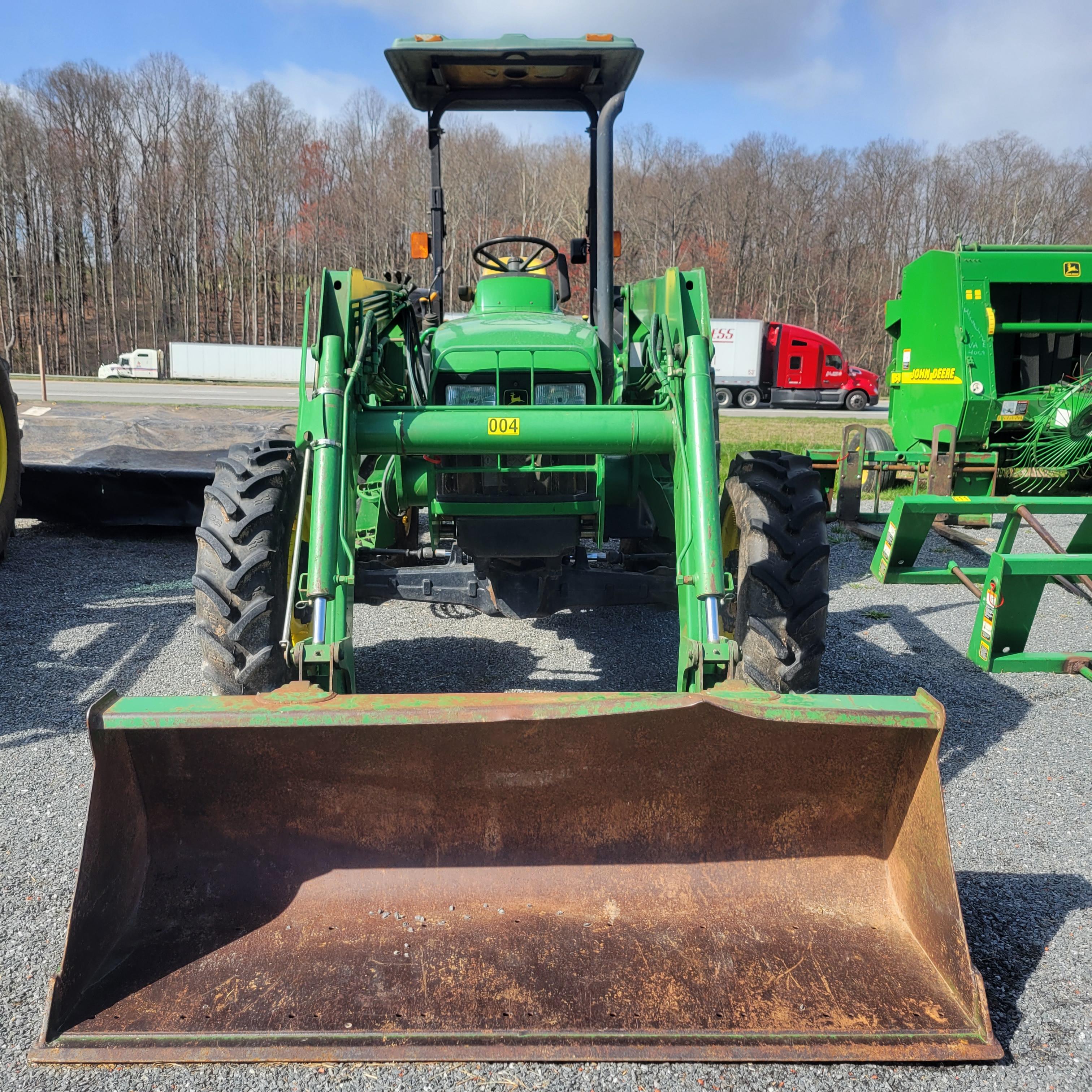 JOHN DEERE 5420 OPEN TRACTOR W/ LOADER BUCKET - 2899 HOURS - WEAK CLUTCH AS IT IS ORIGINAL CLUTCH -