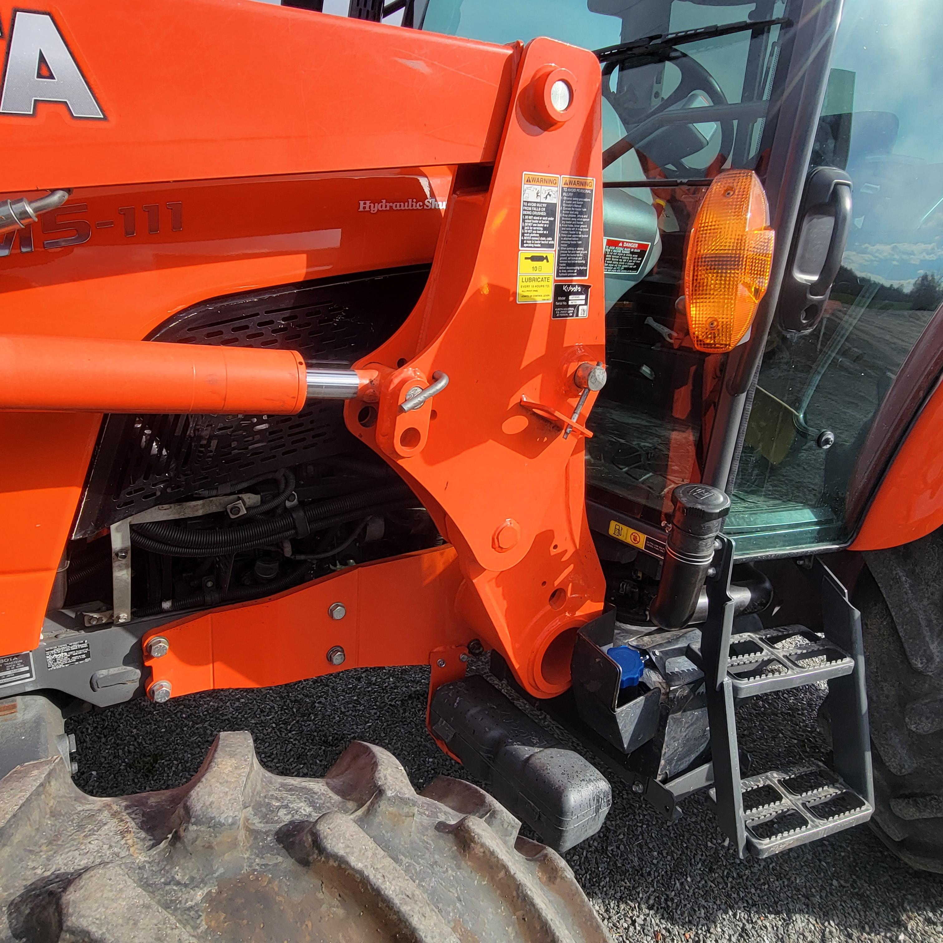 KUBOTA M5-111 TRACTOR W/ LOADER 8SPD - HYD SHUTTLE -SHOWING 6404 HOURS