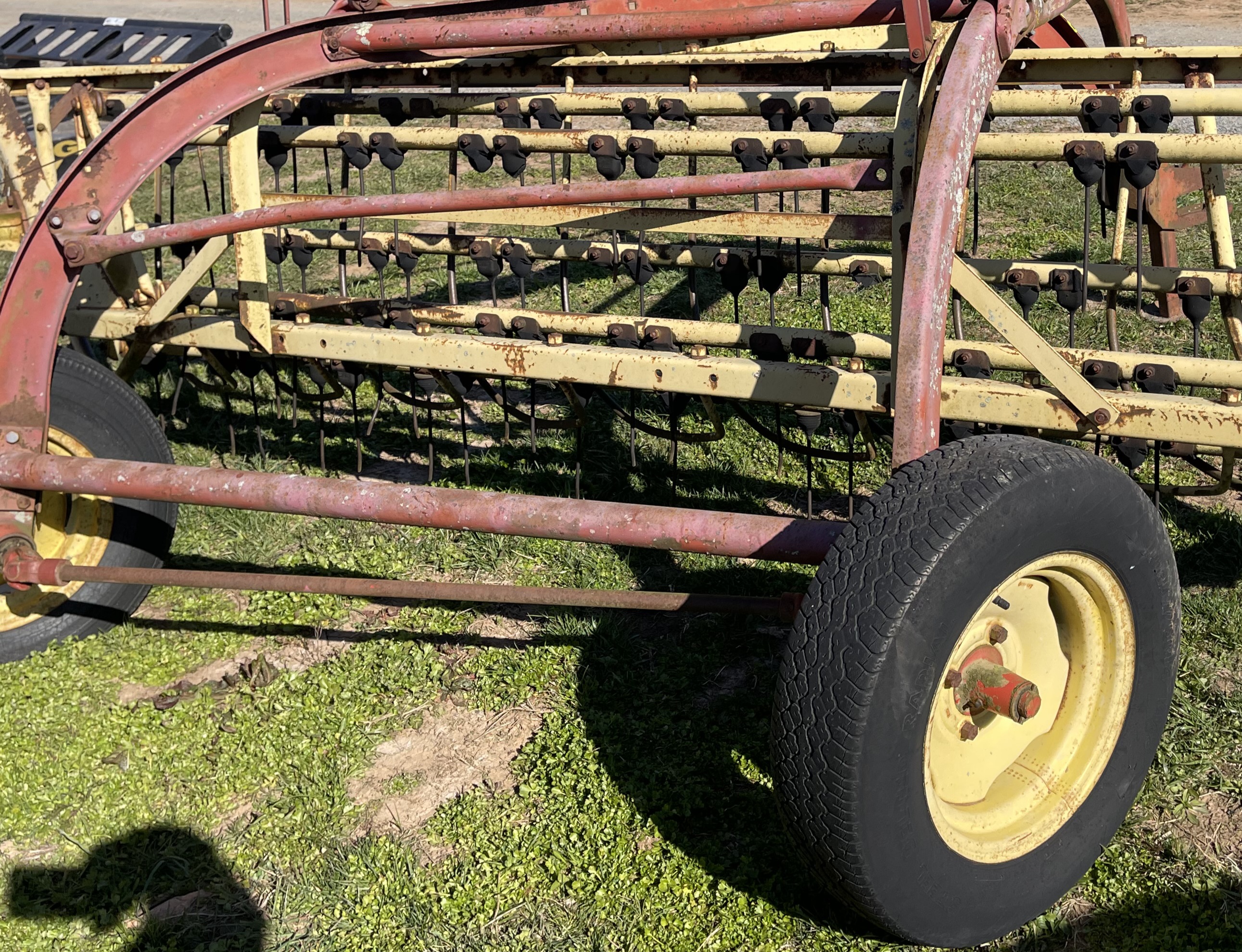 NEW HOLLAND 256 HAY RAKE