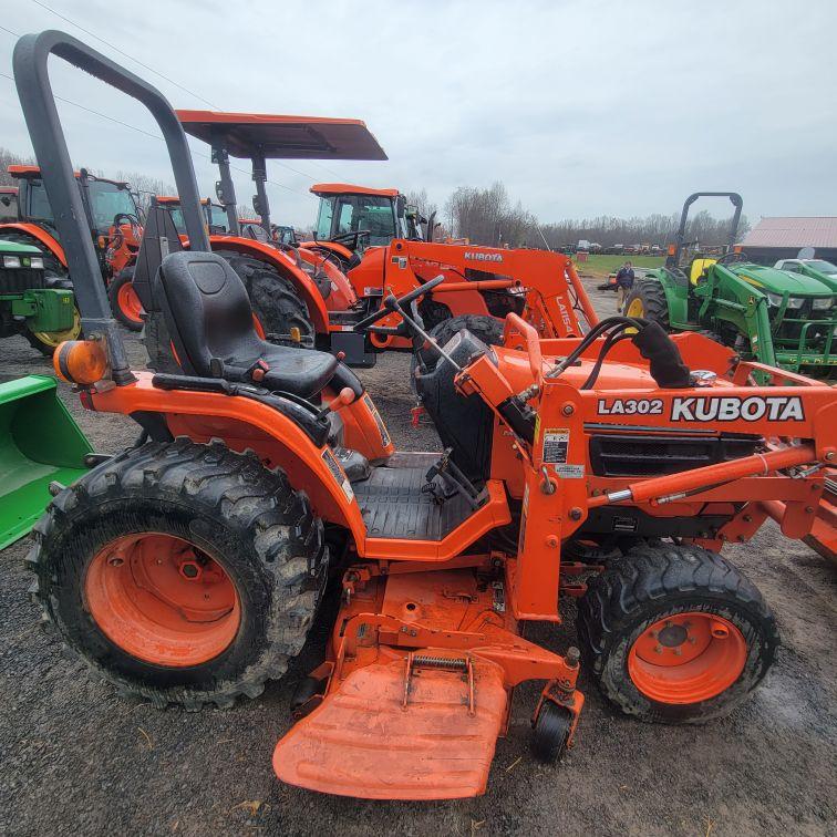 KUBOTA B7500 4X4 W/ LOADER & MOWER DECK - 876 HOURS SN:31811