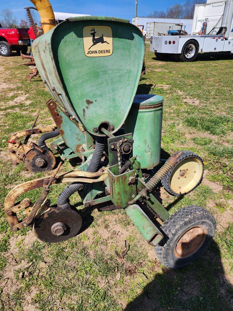 JOHN DEERE 2 ROW CORN PLANTER HAS FERTILIZER TANK. COMES WITH MANUAL - HAS SIX PLATES IN BOX