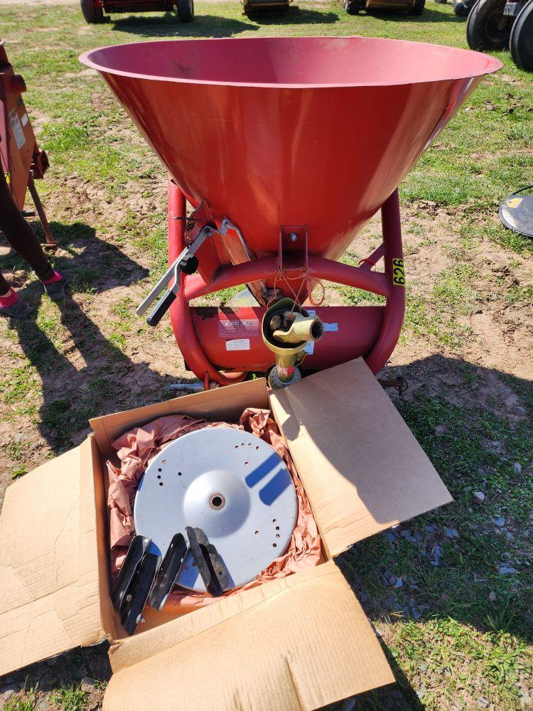 TARTER FERTILIZER SPREADER W/ NEW BLADE IN BOX