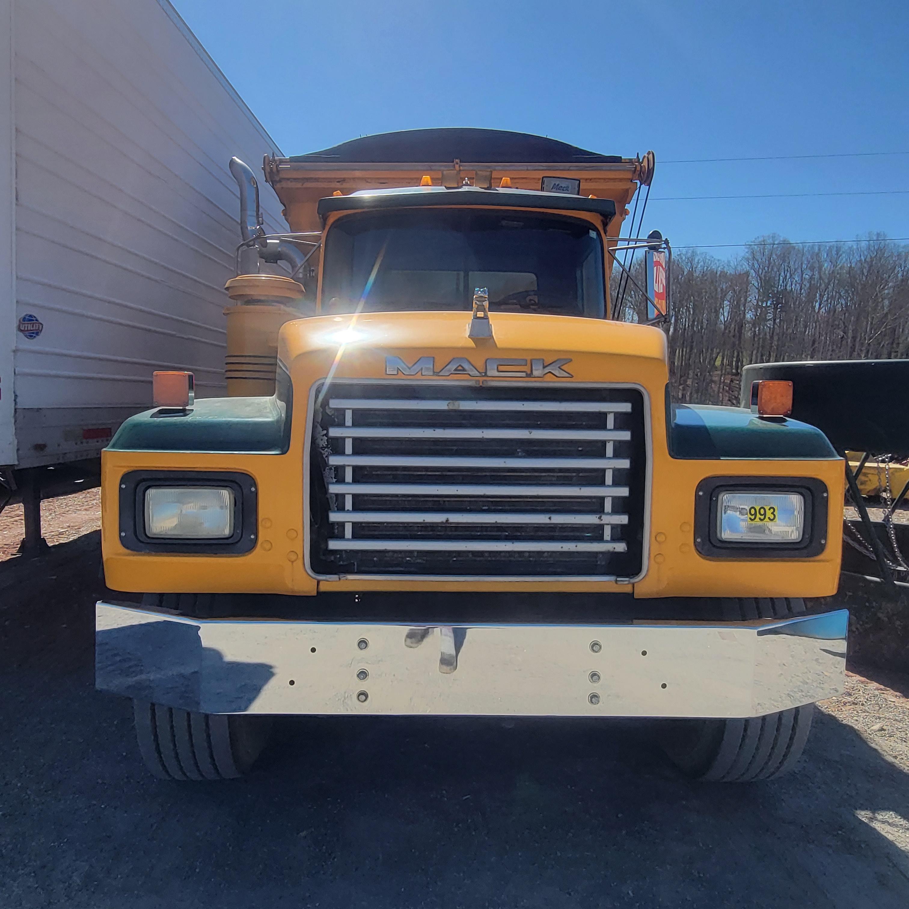 94' MACK TRUCK W/ STONE SLINGER BED - 102K MILES - BRINGING TITLE (TRUCK RUNS & EVERYTHING WORKS AS