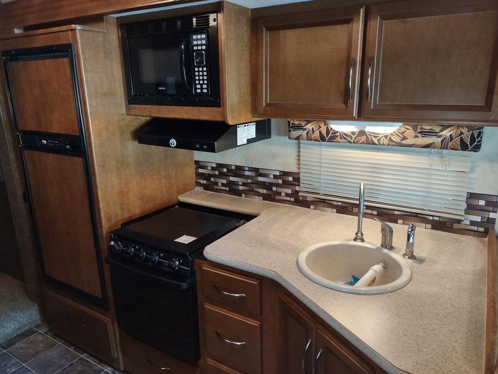 2013 THOR ACE MOTOR HOME RV, EVO 29.2 FORD, MILES SHOWING: 29,000, VIN: 1F64F50Y