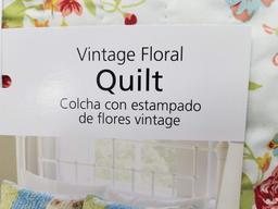 Full/Queen Quilt. Vintage Look Floral - New