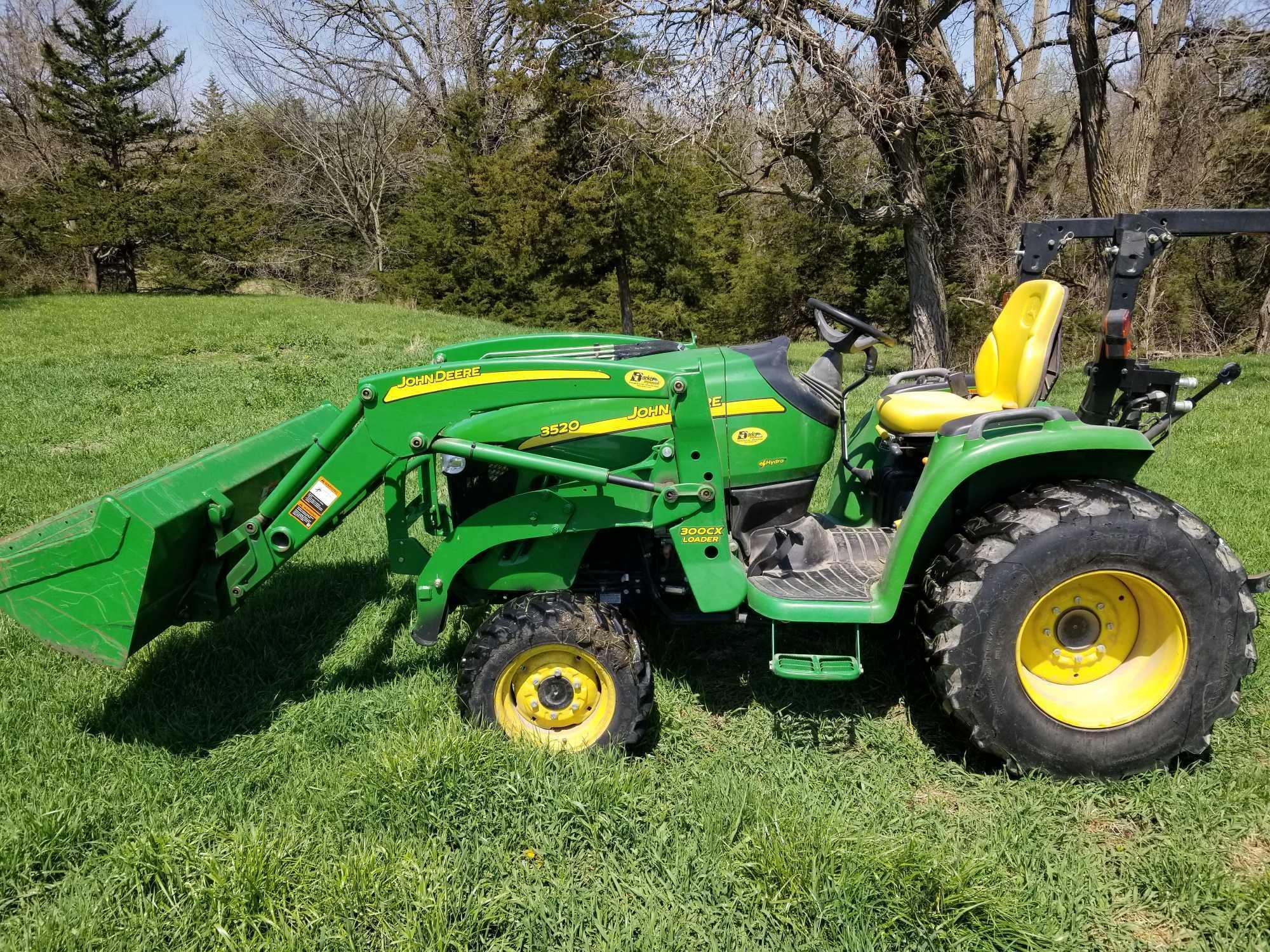 2011 JOHN DEERE 3520 4WD COMPACT UTILITY TRACTOR WITH LOADER AND BACKHOE ATTACHMENT