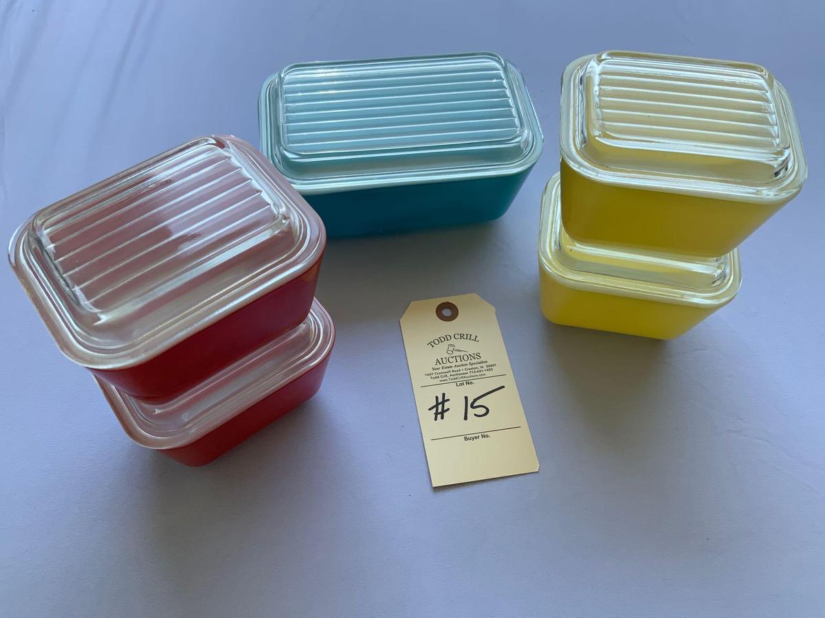 FIVE PYREX RED, YELLOW AND BLUE REFRIGERATOR DISHES WITH LIDS