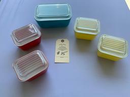 FIVE PYREX RED, YELLOW AND BLUE REFRIGERATOR DISHES WITH LIDS