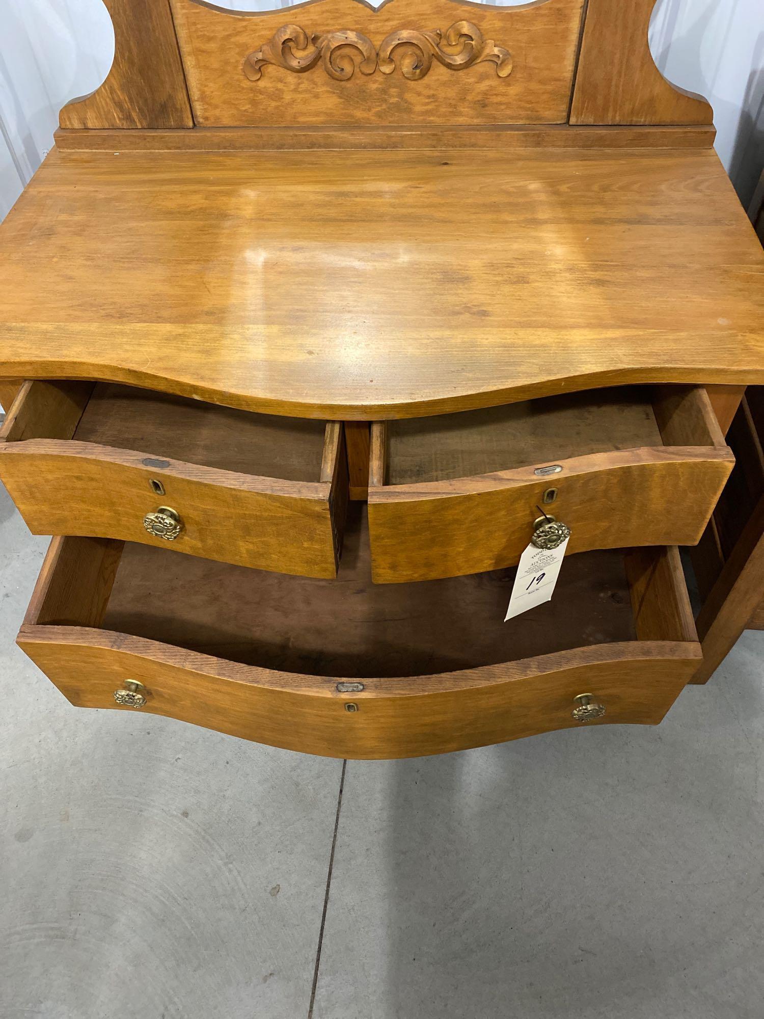 Antique women?s vanity on casters with mirror