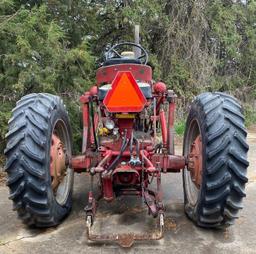 Farmall 560 Gas Tractor - LOADER NOT INCLUDED (8a)