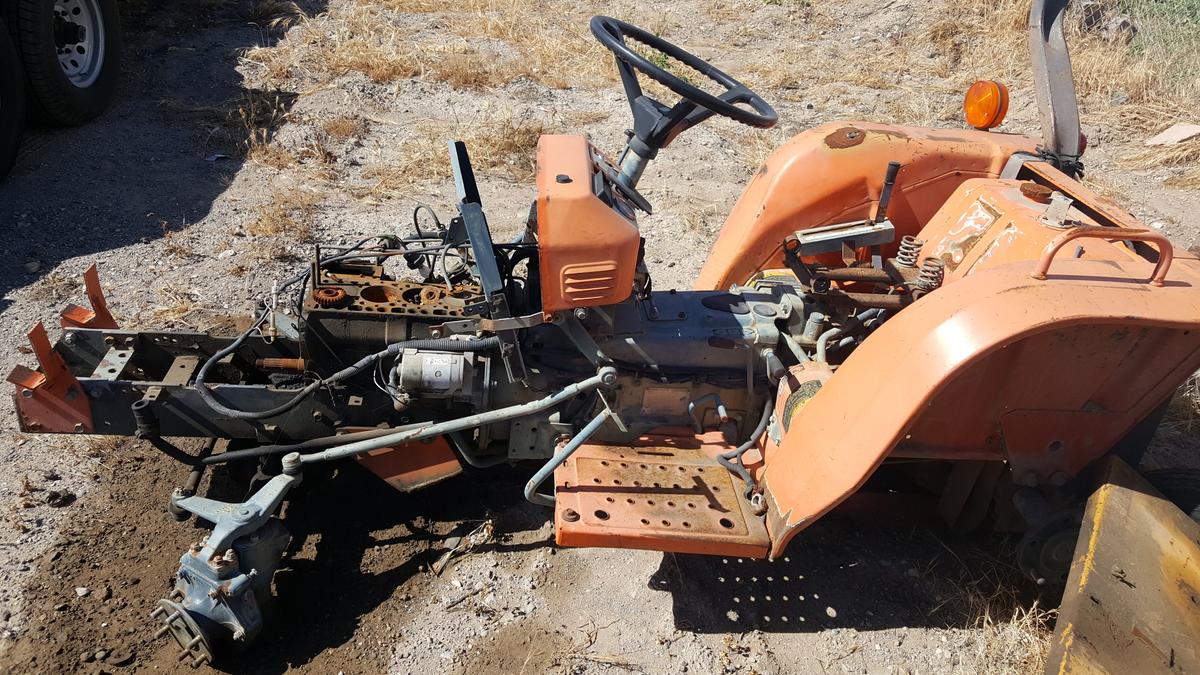 Kubota B9200 4x4 salvage tractor