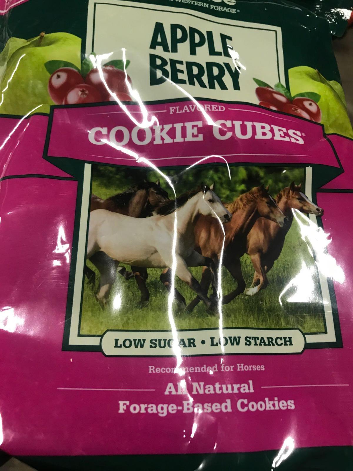 Standee cookie cubes apple berry, recommended for horses 2 lbs
