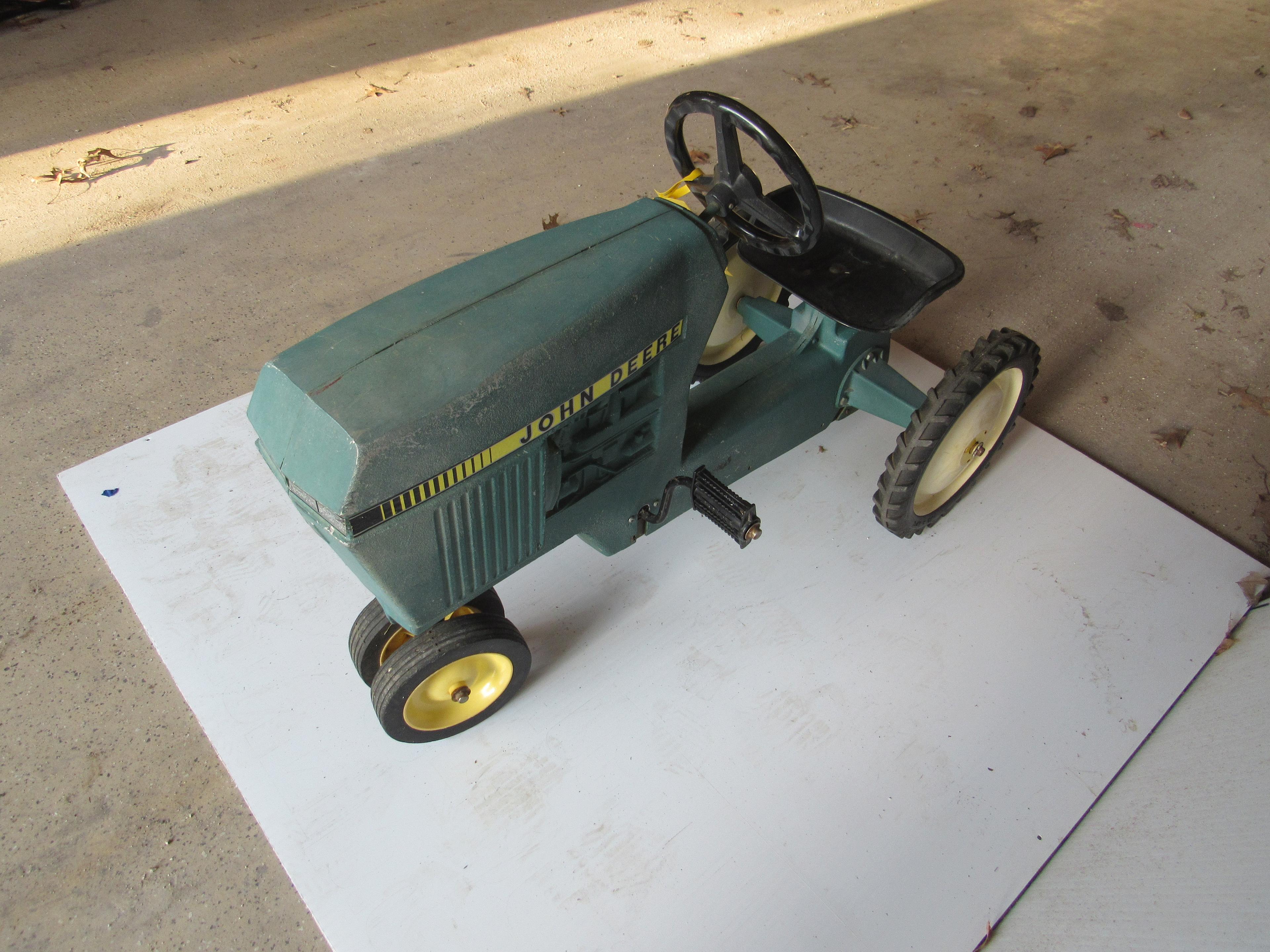 ERTL JOHN DEERE 520 PEDAL TRACTOR (ORIGINAL)