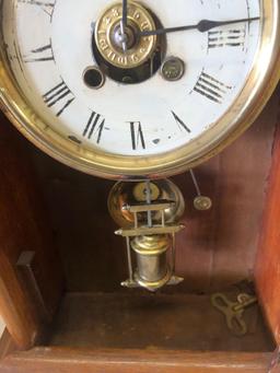 Mantle clock with key and pendulum