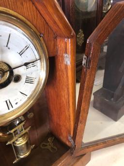 Mantle clock with key and pendulum