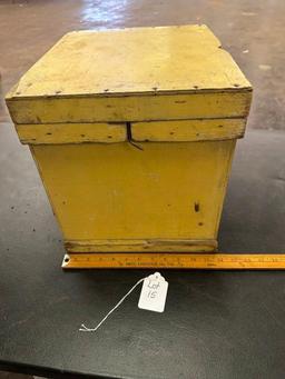 OLD VINTAGE VANCIL HATCHERY EGG CRATE