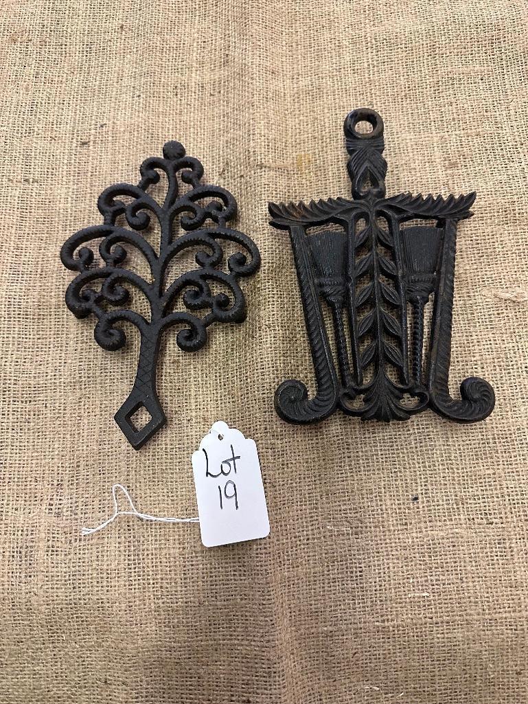 LOT OF 2 - CAST IRON TRIVETS GRISWOLD NO. 1726 & JAMESTOWN, VA